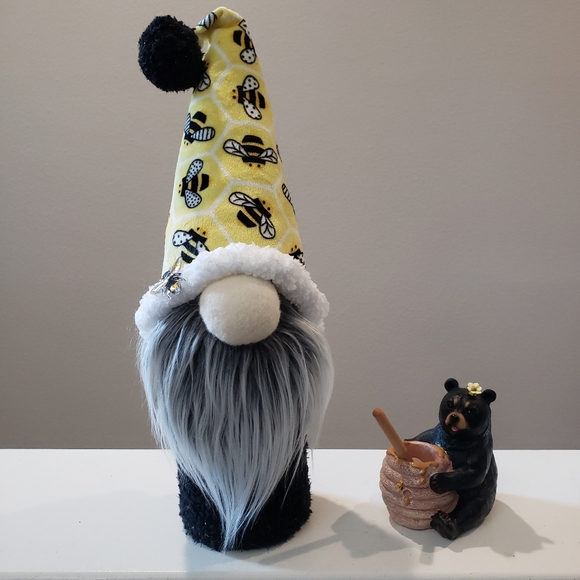 Bee loving Gnome - Picture 2 of 12